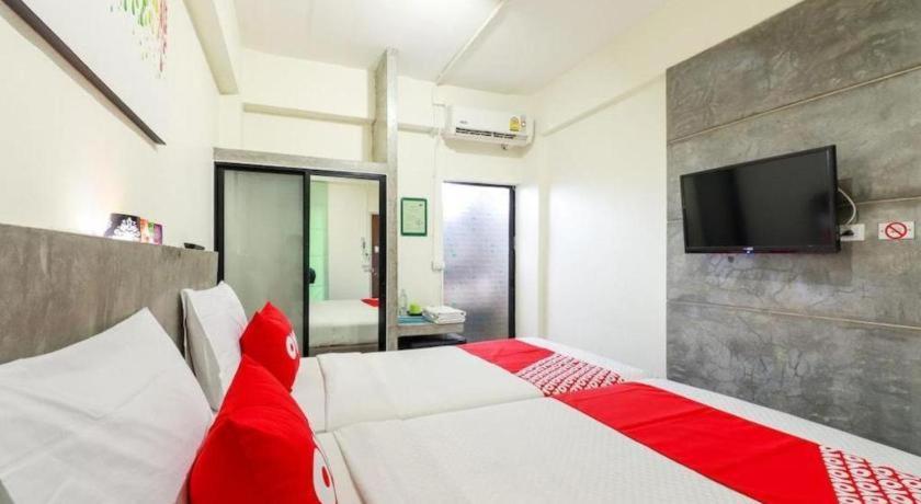 Oyo 412 7 Days Hotel Chiang Mai Exterior photo