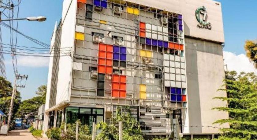 Oyo 412 7 Days Hotel Chiang Mai Exterior photo