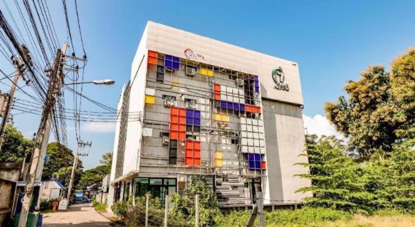 Oyo 412 7 Days Hotel Chiang Mai Exterior photo